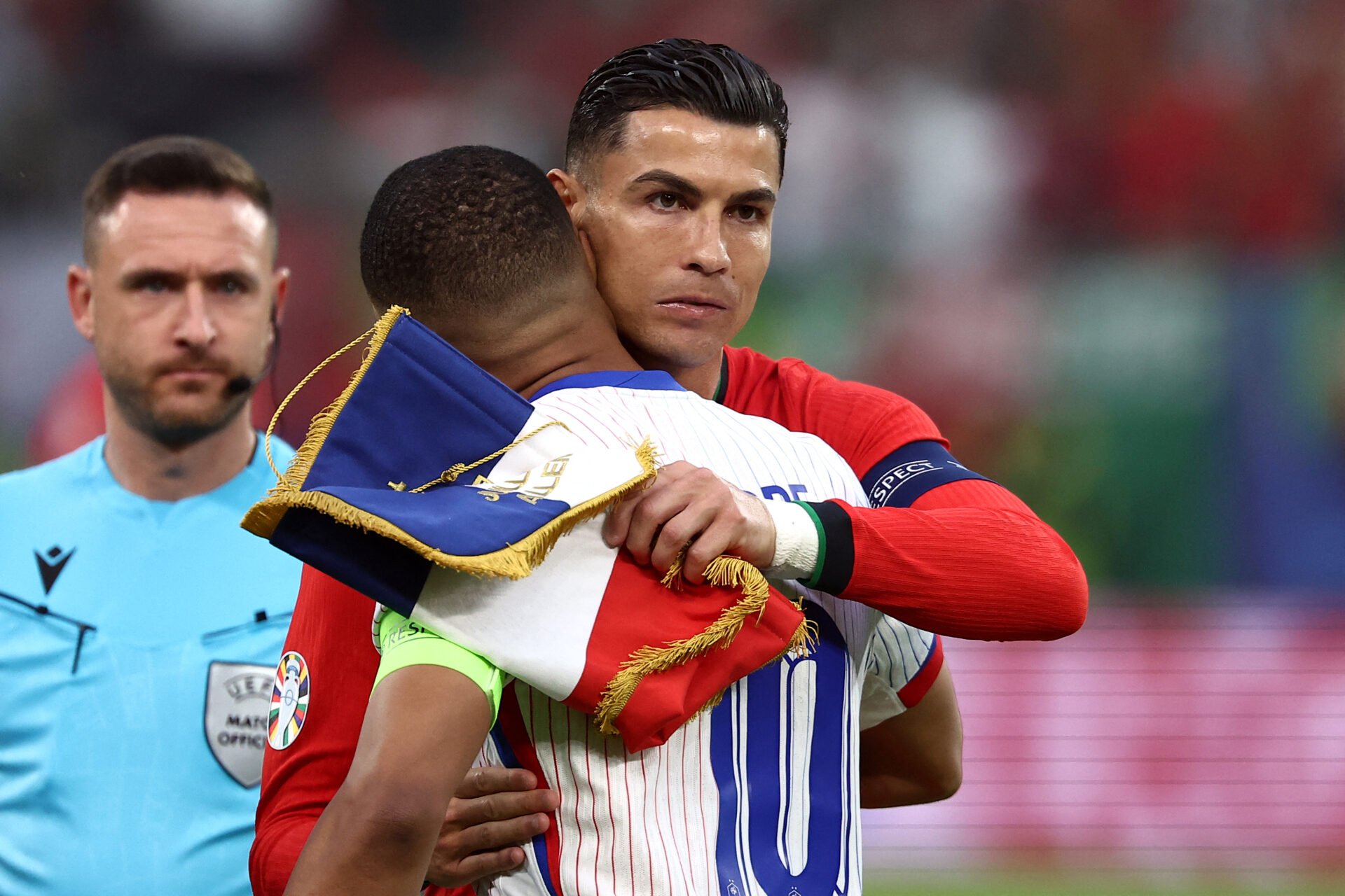 Mbappé e Cristiano Ronaldo, antes de Portugal x França nas quartas da Eurocopa - FRANCK FIFE / AFP)