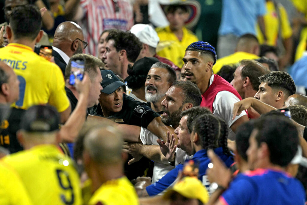 Zagueiro do Barcelona, Araujo provocou torcedores colombianos e também foi pivô da confusão - Juan Mabromata/AFP