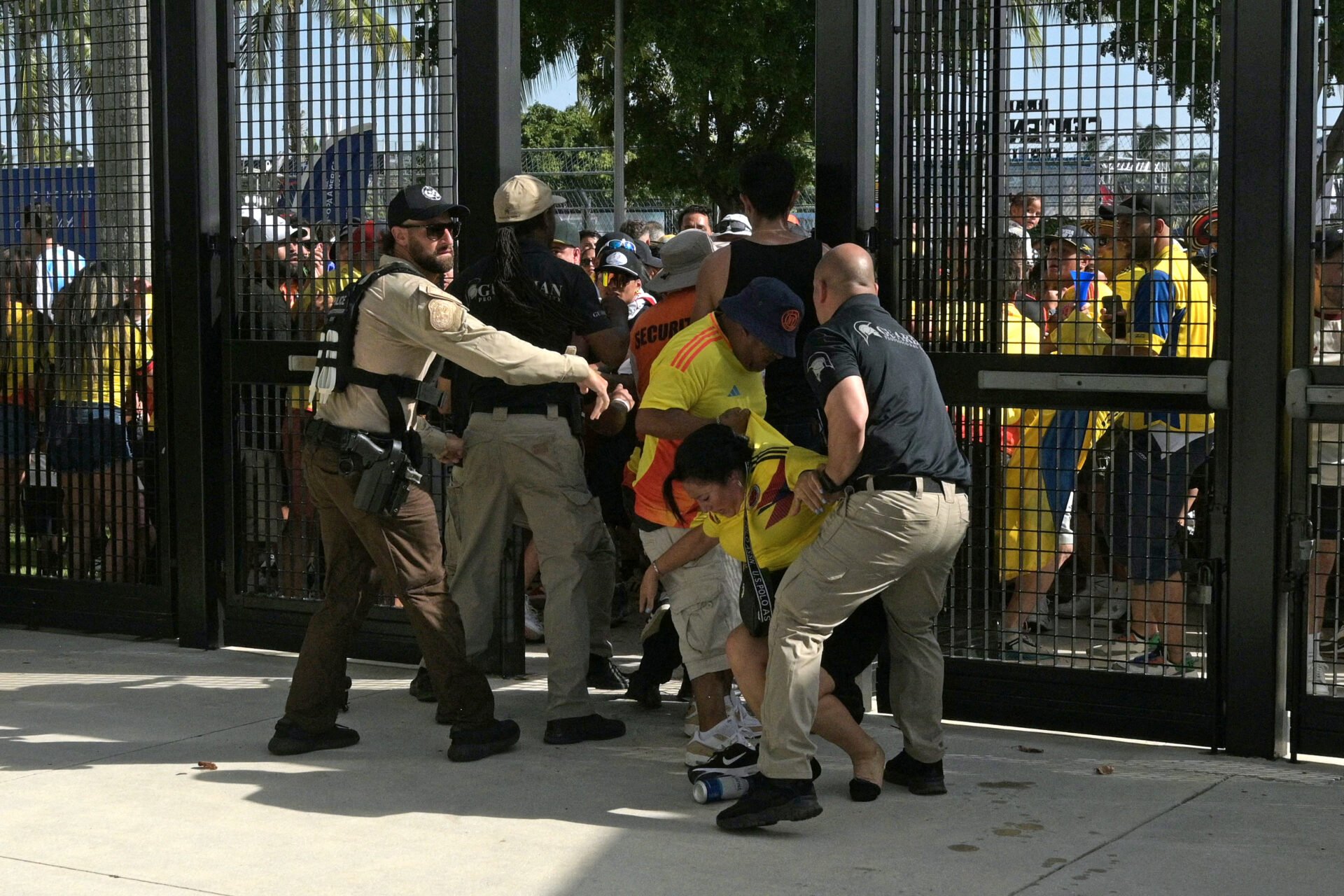 Polícia tenta conter tentativa de invasão de torcedores colombianos no Hard Rock Stadium - Juan Mabromata/AFP