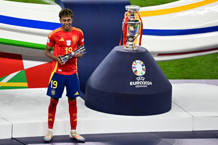 Yamal supera Pelé e se torna o campeão mais jovem de seleções