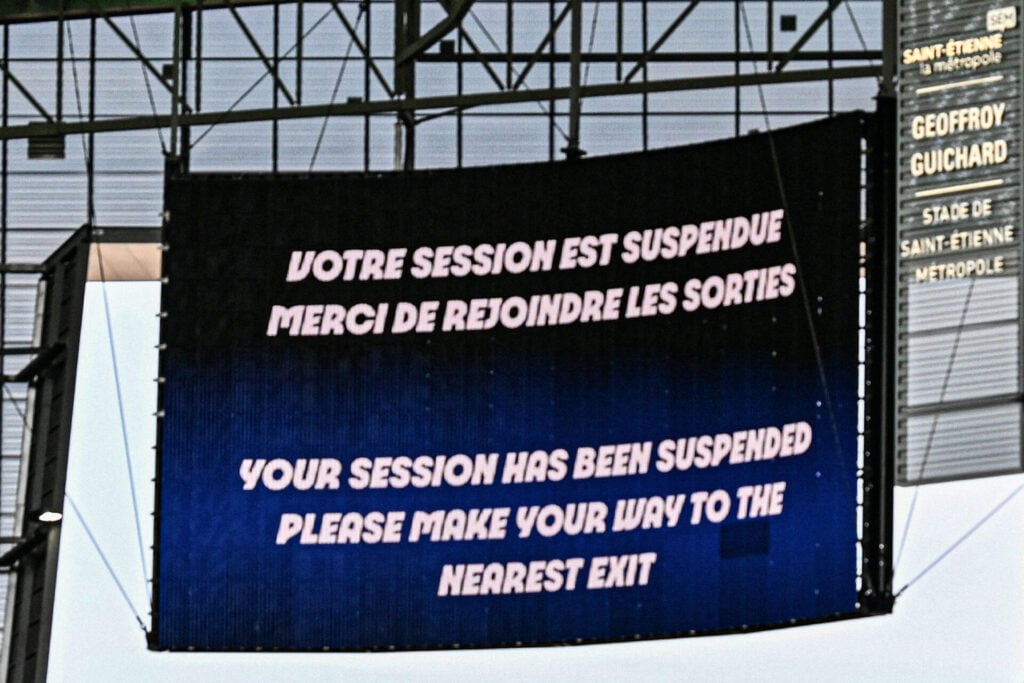 Informação no telão do estádio sobre a interrupção da partida - Arnaud Finistre/AFP