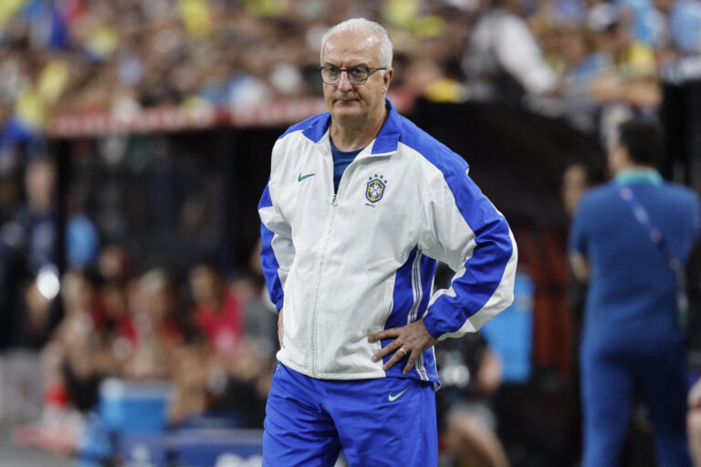 Dorival lamenta eliminação: ‘Nos complicamos depois da expulsão’