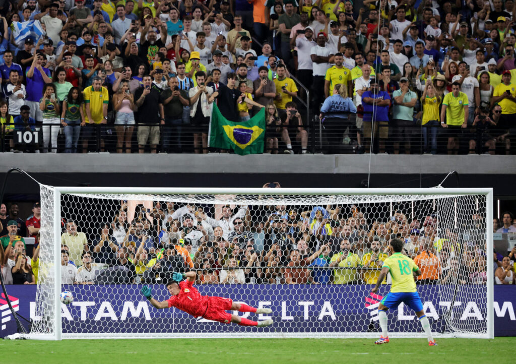 Douglas Luiz chuta na trave o pênalti contra o Uruguai na Copa América - Ethan Miller /AFP