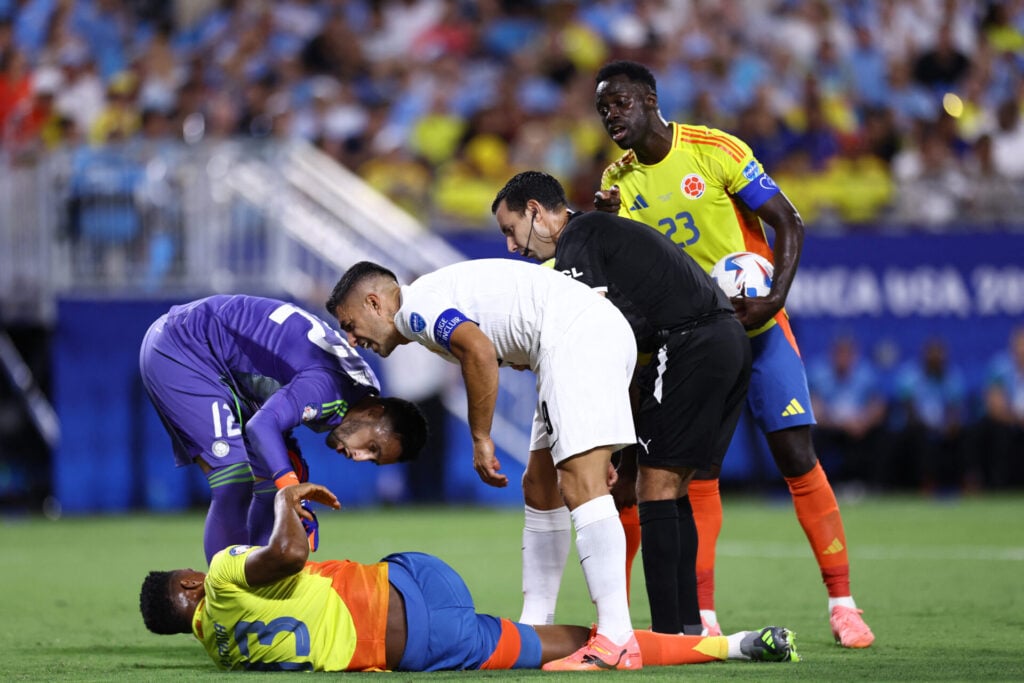 Suárez e Mina discutem por conta de 'cera' colombiana no fim da partida - Tim Nwachukwu/Getty Images via AFP