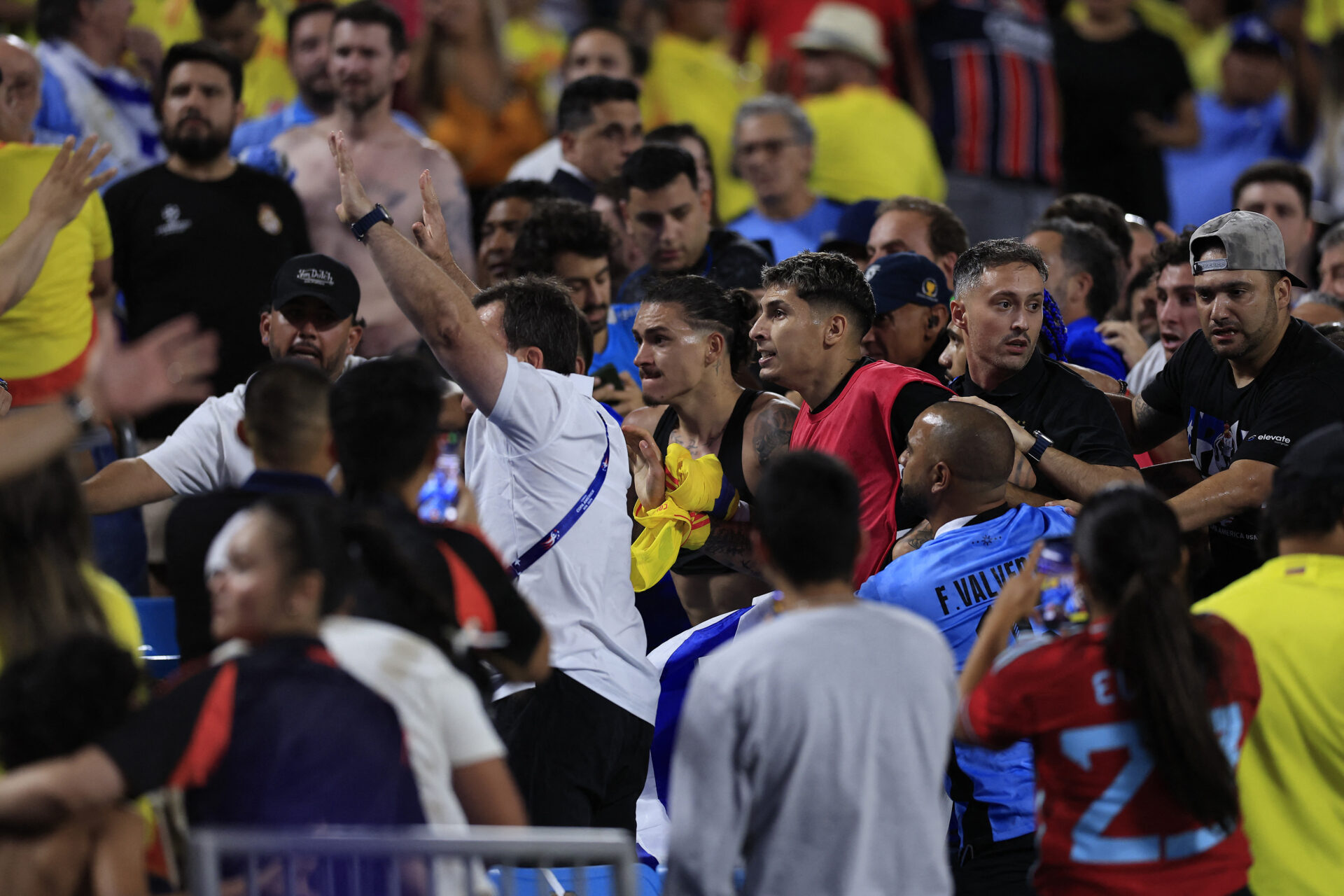 Darwin Núñez e uruguaios trocam socos com torcedores após eliminação