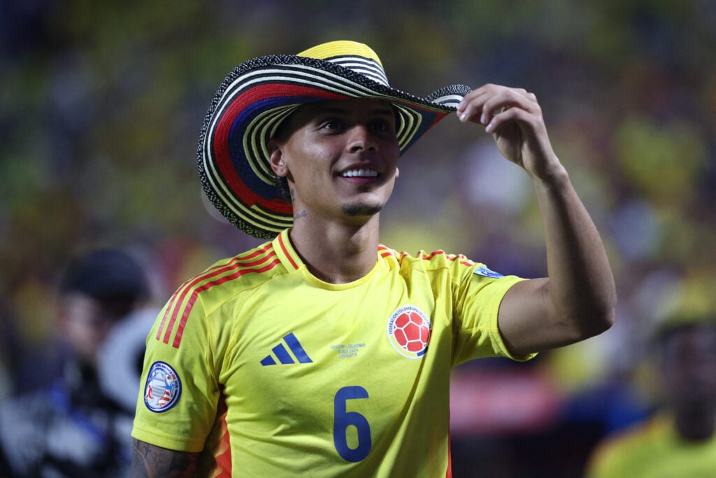 Richard Rios celebra a classificação com chapéu vendido por ambulantes colombianos - Jared C. Tilton/Getty Images via AFP