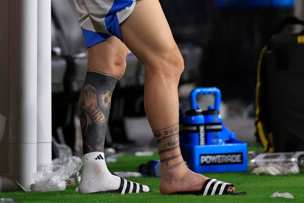 Messi e o tornozelo que custou sua permanência na partida - Buda Mendes/Getty Images via AFP)