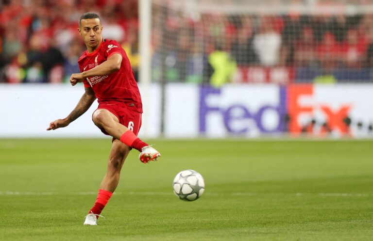 Thiago Alcântara decide se aposentar do futebol aos 33 anos