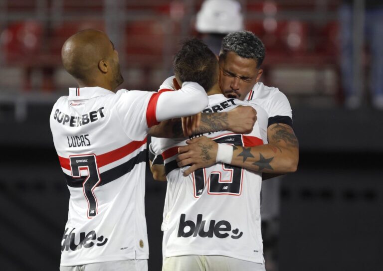 São Paulo larga na frente do Goiás nas oitavas da Copa do Brasil