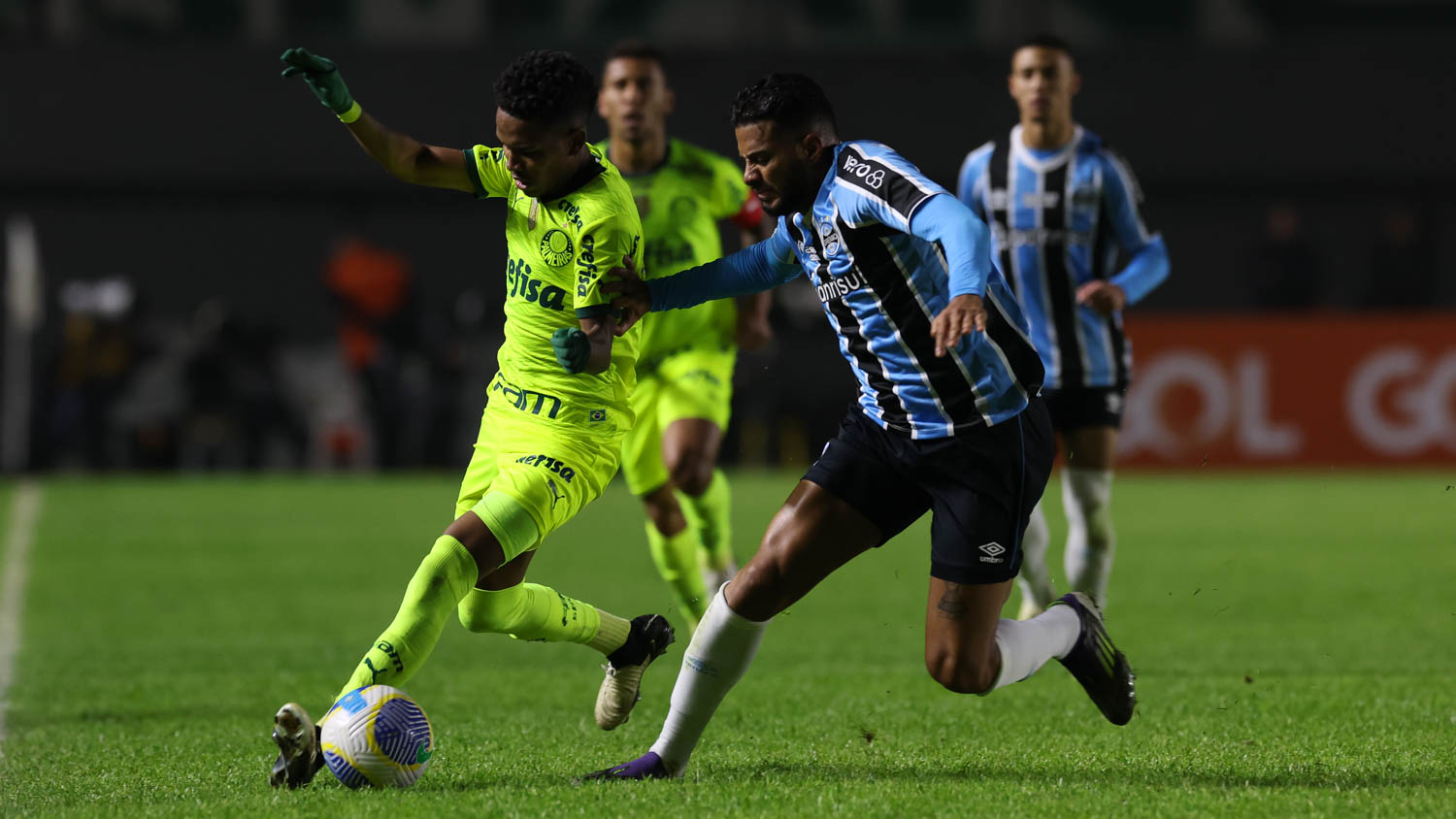 Palmeiras busca empate relâmpago e mantém Grêmio no Z-4