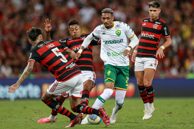 Líder, Flamengo tropeça e fica no empate com o Cuiabá