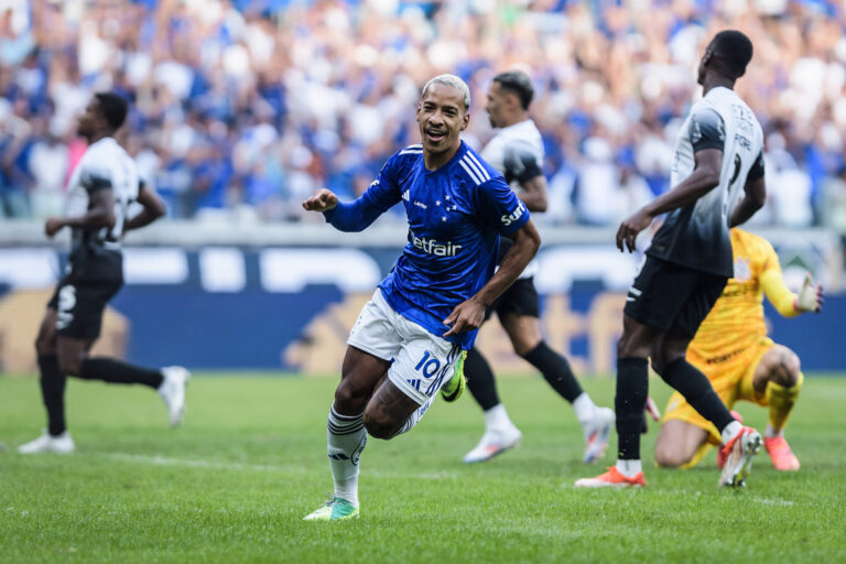 Cruzeiro afunda o Corinthians em crise e sobe para o G-6
