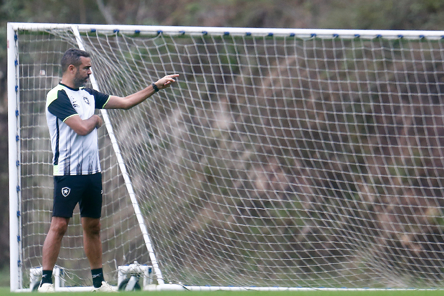 Exclusivo: Artur Jorge quer evitar clima de revanche em Botafogo x Palmeiras