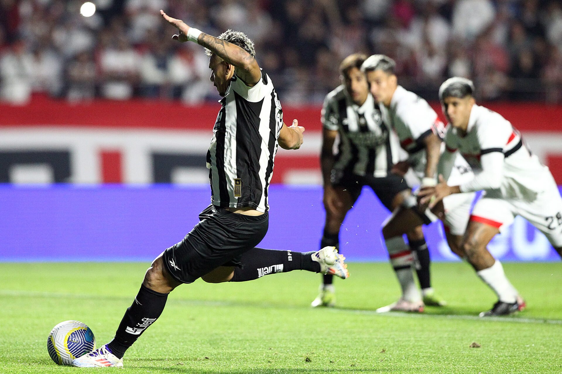 São Paulo e Botafogo fecham turno com empate movimentado
