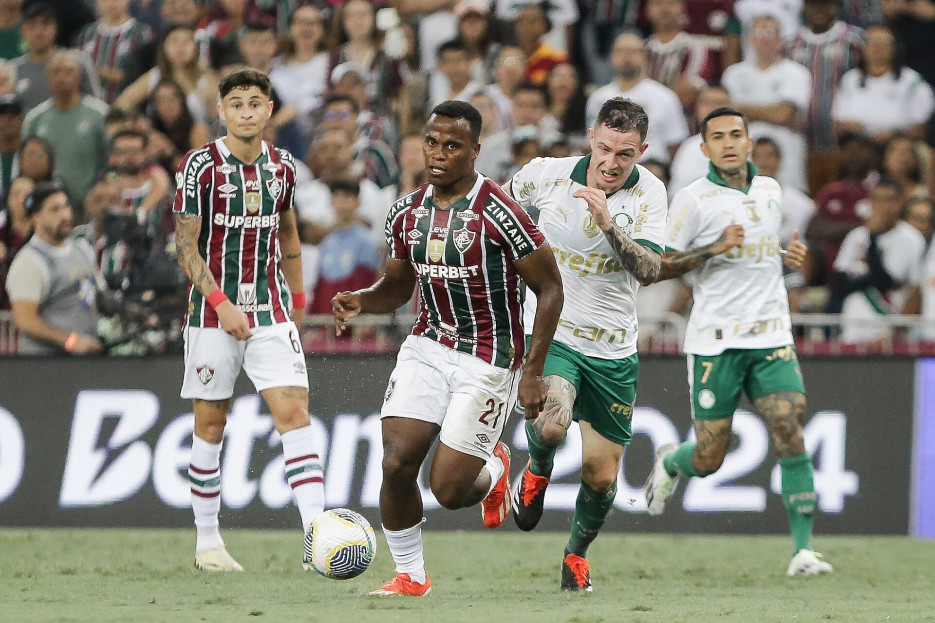 Fluminense bate o Palmeiras e dá sequência em reação no Z-4