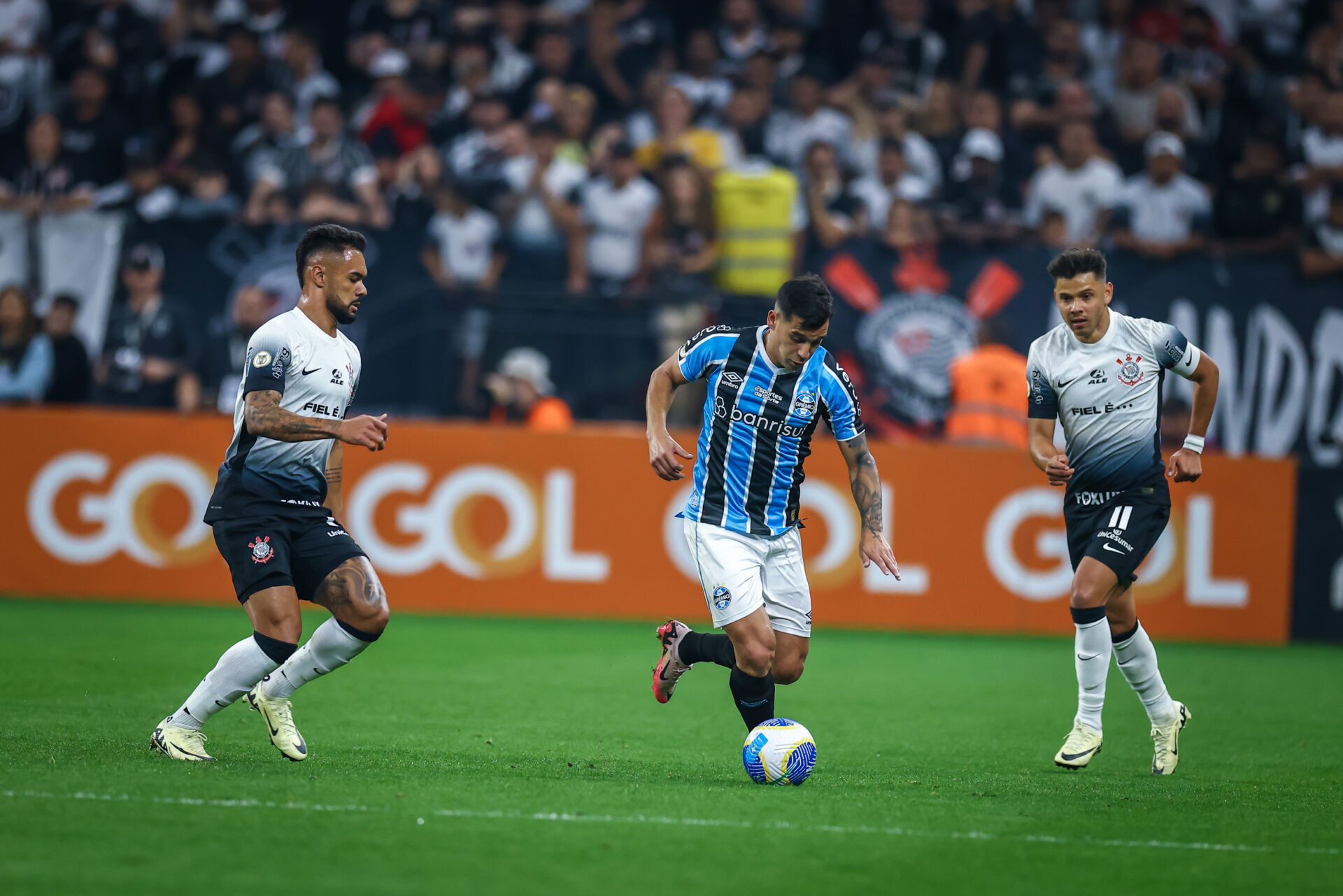 Corinthians busca empate e mantém o Grêmio na zona de rebaixamento