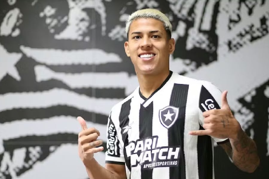 Botafogo anuncia contratação de atacante que estava na Europa