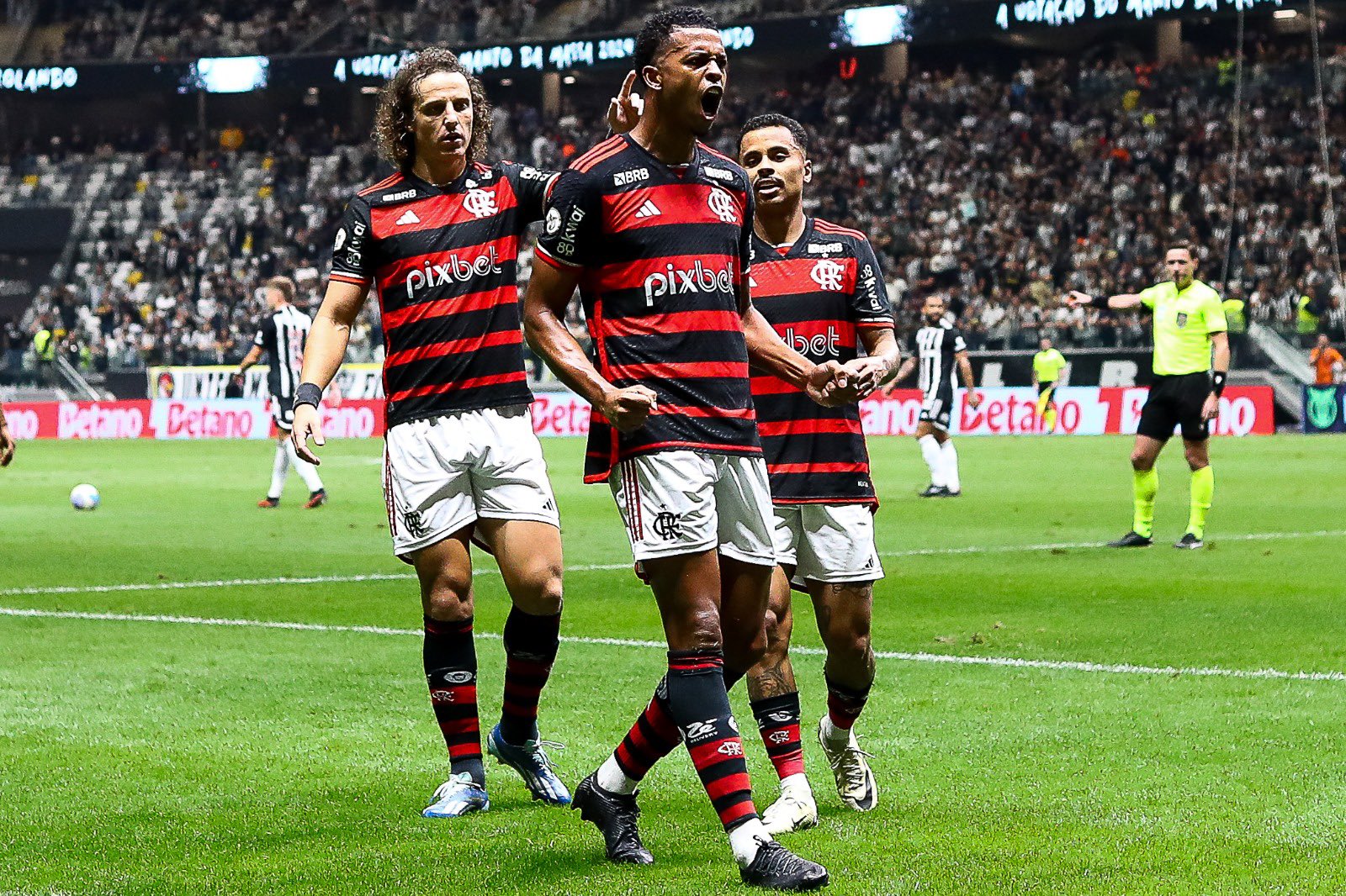 Flamengo bate o Atlético-MG fora e mantém liderança isolada