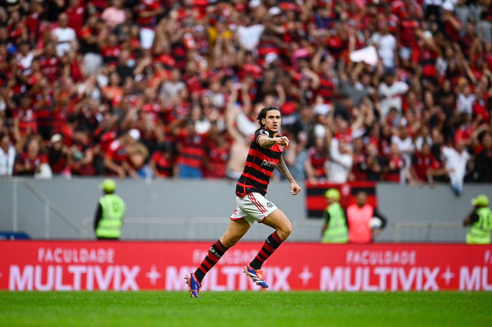 Flamengo vira contra o Criciúma com pênalti polêmico em Brasília