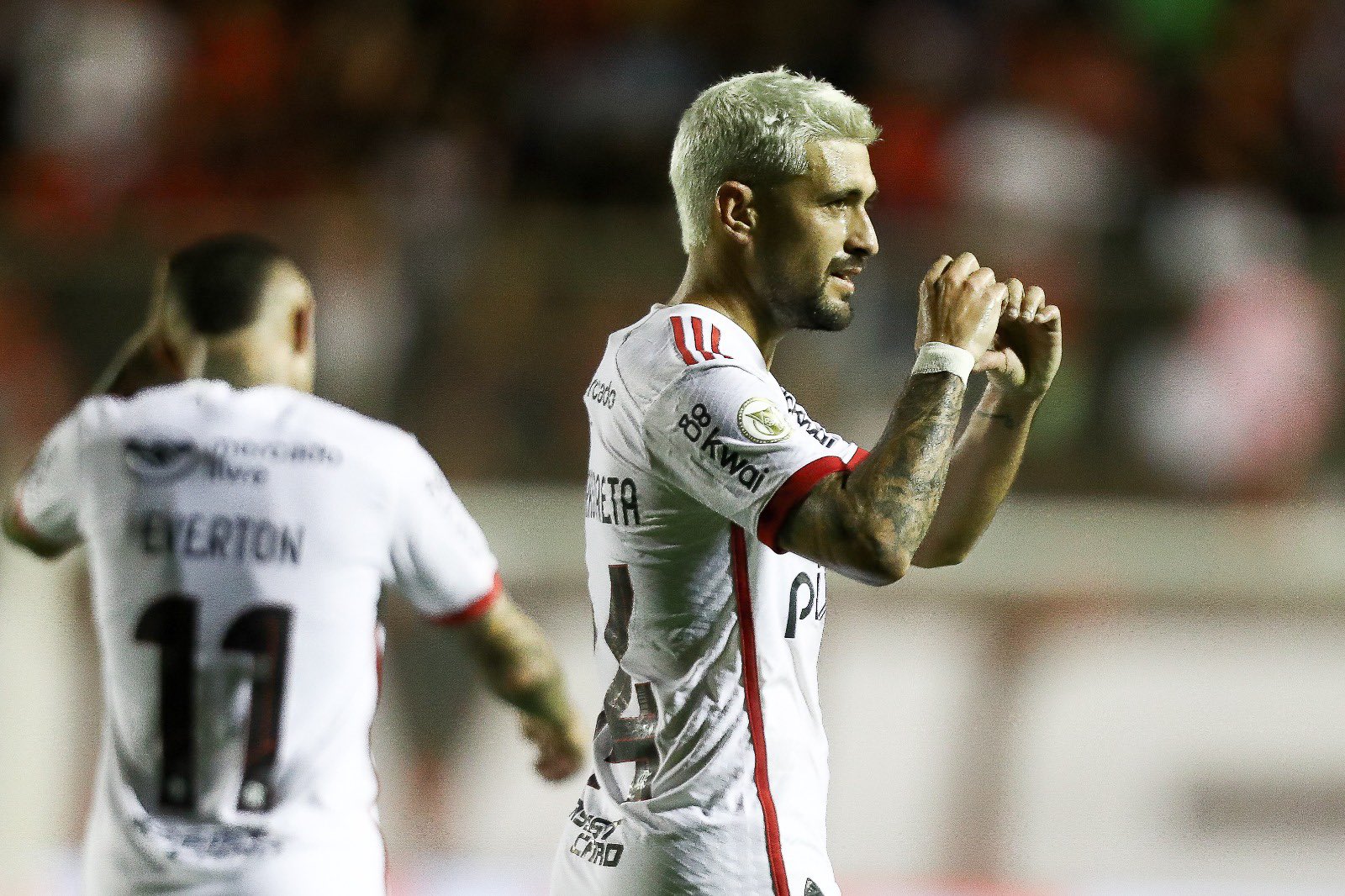 Flamengo se salva com gol no final e bate o Vitória fora de casa