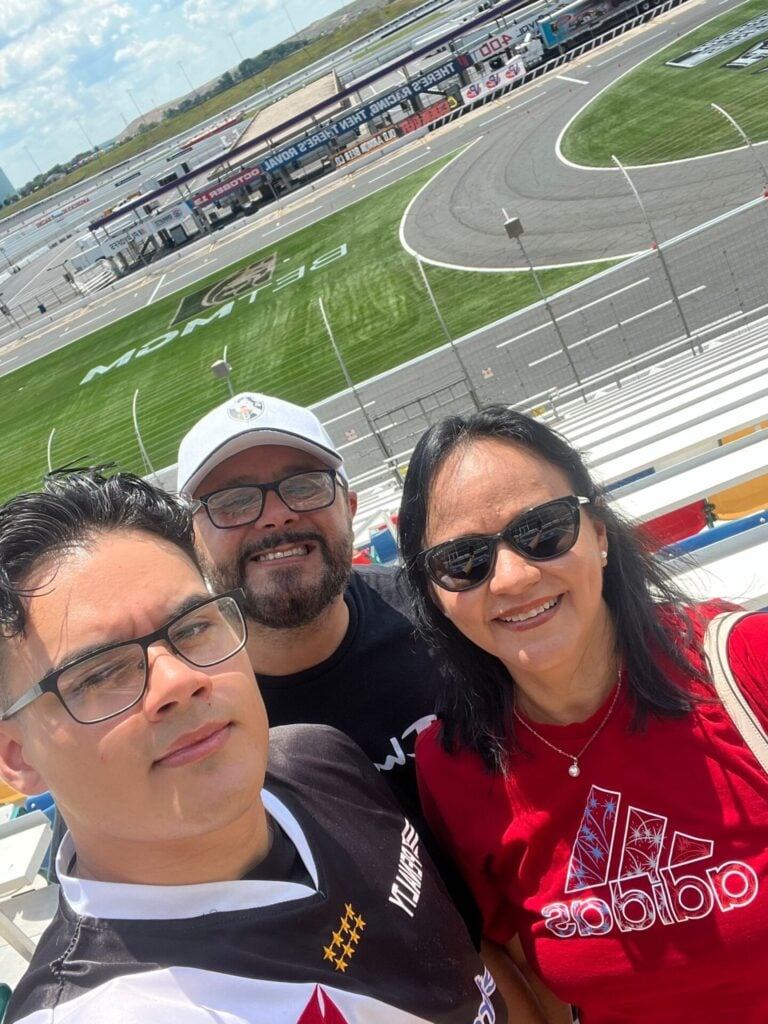 Família reunida no Chalotte Motor Speedway - Arquivo pessoal