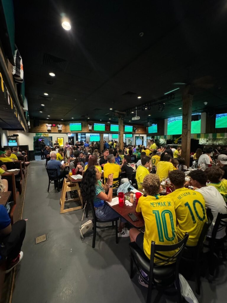 Torcedores no Brazilan Way Sport Bar durante os pênaltis contra o Uruguai - William Silva/Arquivo pessoal