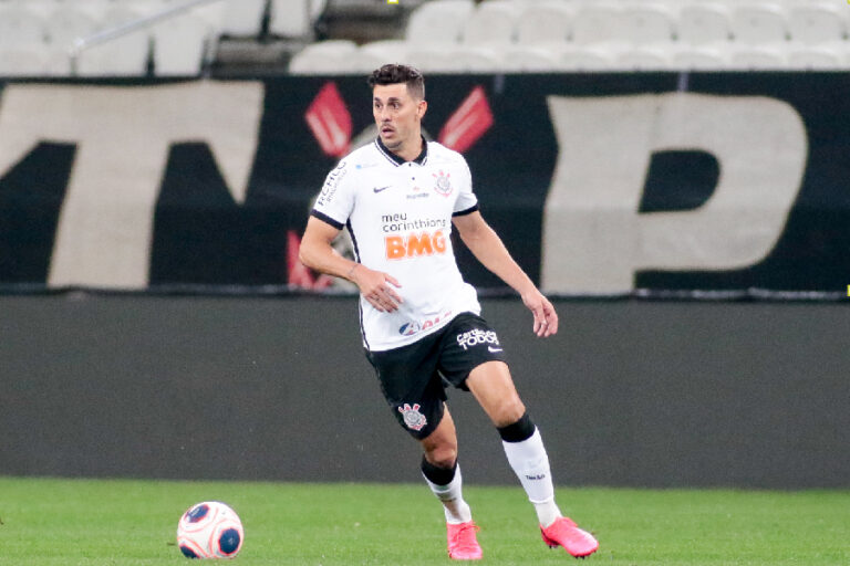 Danilo Avelar: aposentado aos 35, ex-Corinthians aprendeu com atitude racista