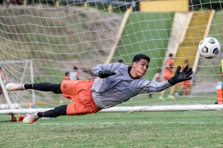 Barcelona-EQU confirma morte de goleiro e espera adiar jogo contra Bragantino