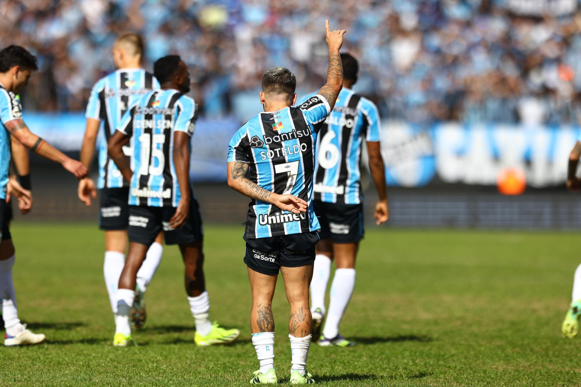 Grêmio supera o Vitória em confronto direto e responde no Z-4