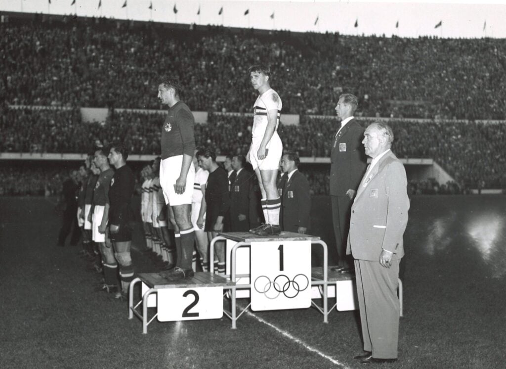 Puskás no topo do pódio dos Jogos de 1952 em Helsique -@Fifa.com/Twitter