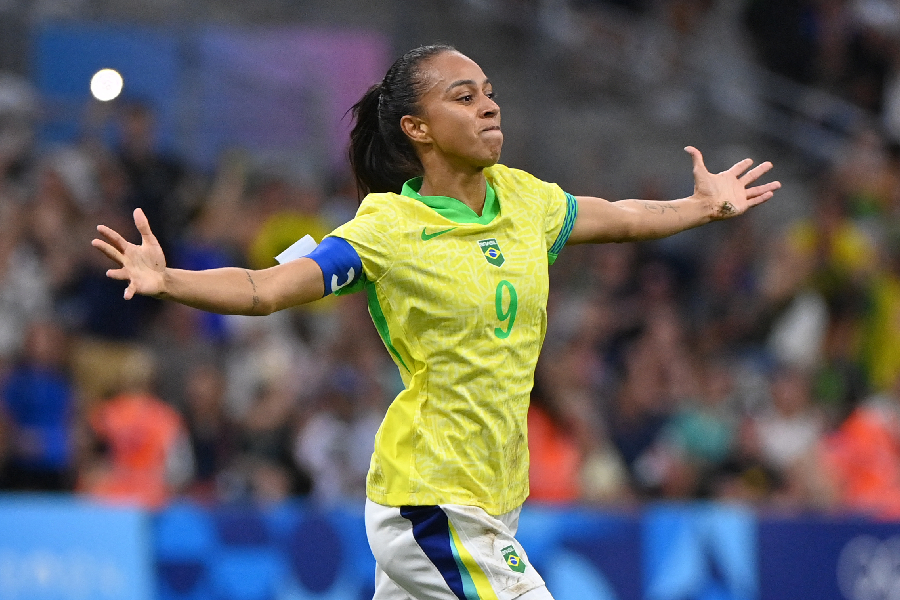 Adriana comemora o último gol brasileiro na partida - Sylvain Thomas/AFP