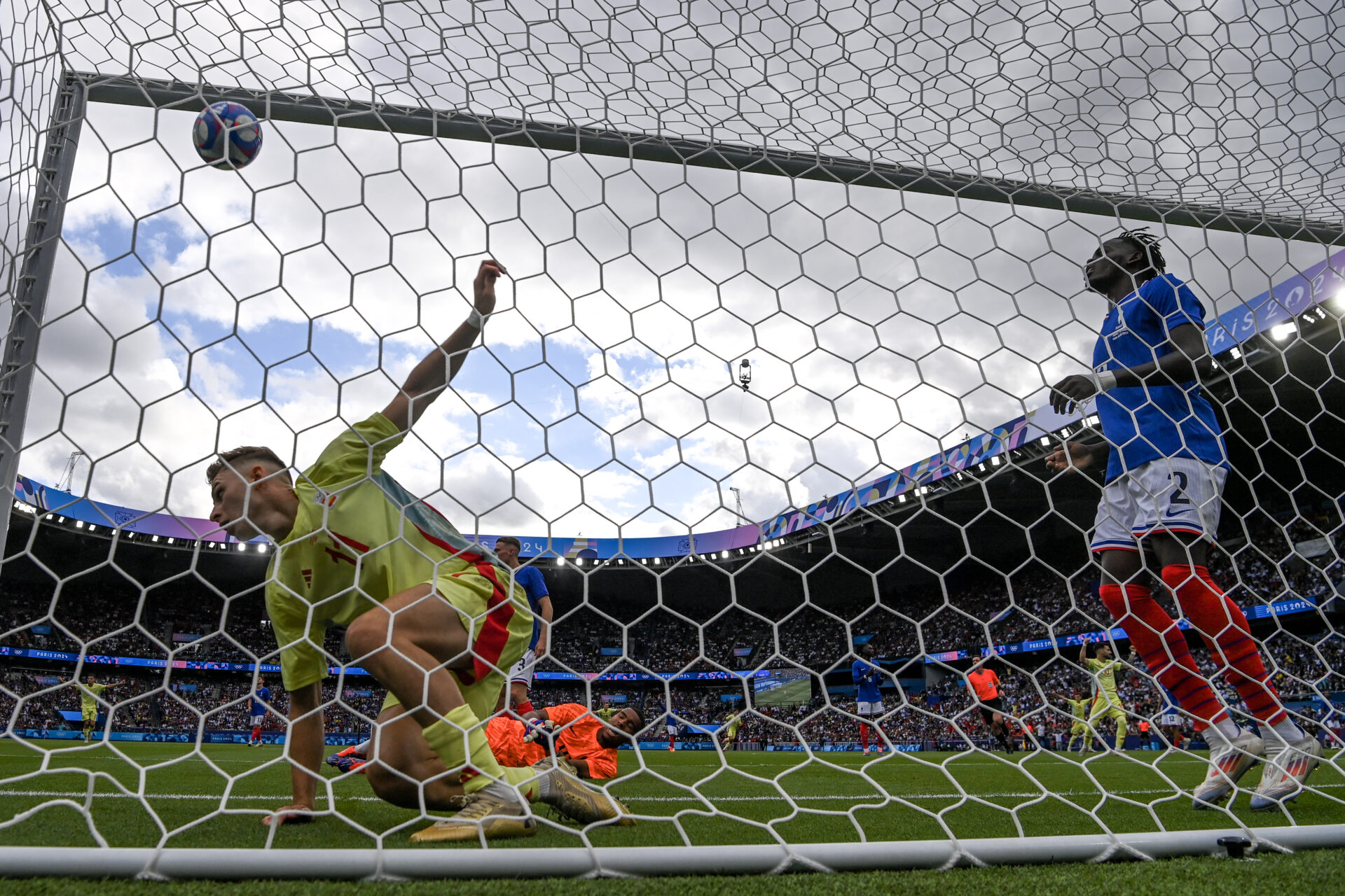 Espanha vence França em jogo de 8 gols e garante ouro no futebol masculino