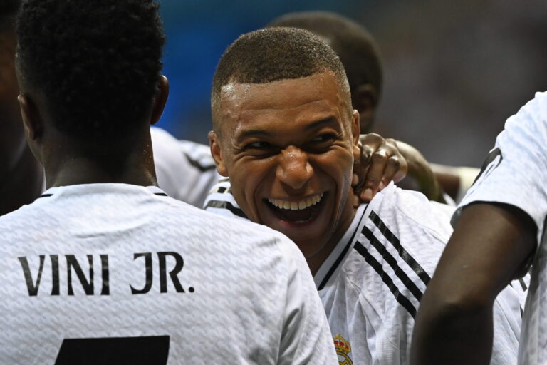 Mbappé desencanta, marca duas vezes, e Real Madrid volta a vencer