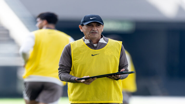 Ramón Díaz enfrenta desafios no Corinthians com calendário apertado