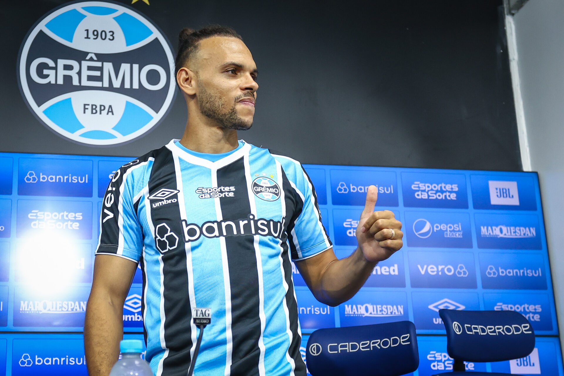 Atacante do Grêmio critica grama sintética no Brasil: ‘perigoso’