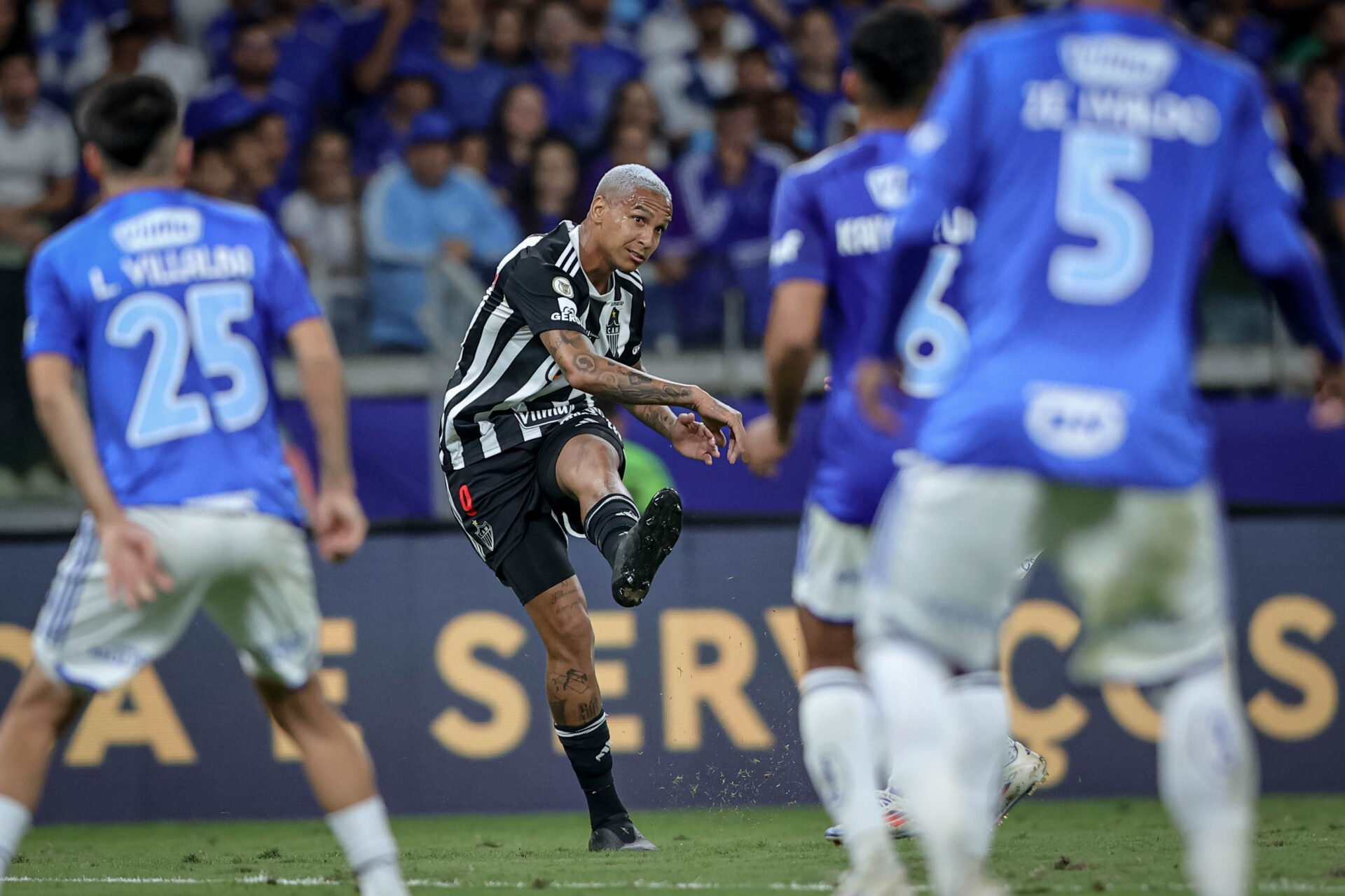 Estreia de Deyverson tem ‘peso da camisa’ e provocação ao Cruzeiro