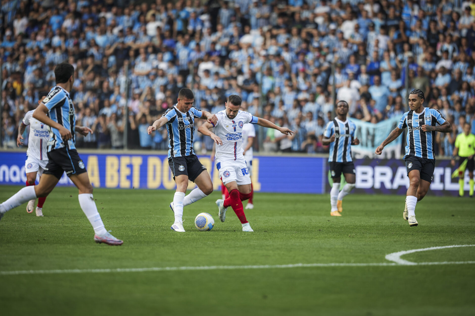 Bahia supera Grêmio alternativo na abertura da rodada