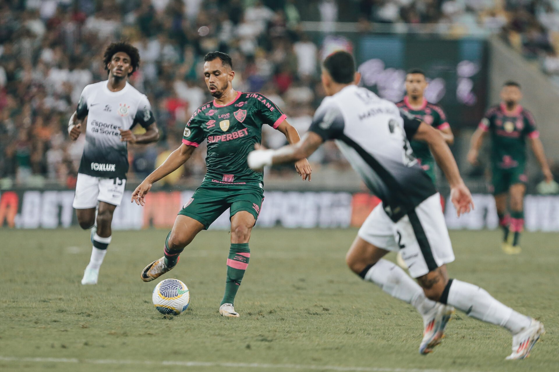 Fluminense e Corinthians amargam empate que não ajuda ninguém