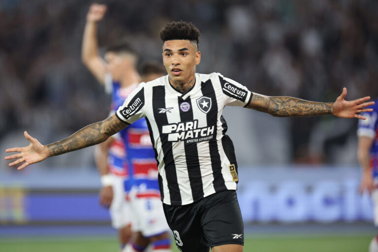 Botafogo vence confronto direto contra Fortaleza e retoma liderança