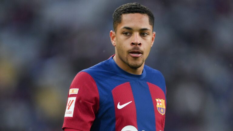 Barcelona e Vitor Roque buscam acordo para liberação do atacante