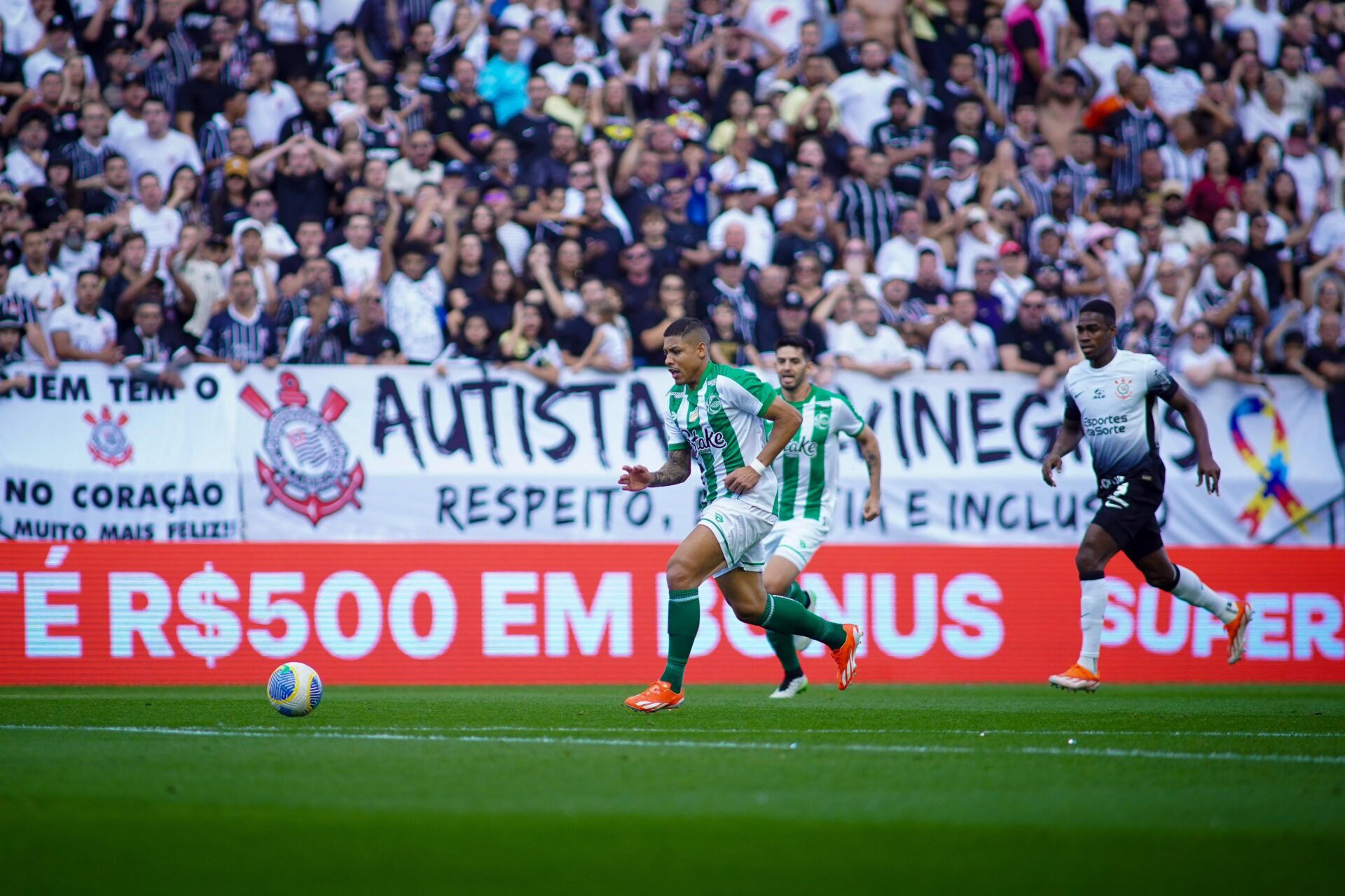 Corinthians empata com Juventude com dois a mais e volta ao Z-4