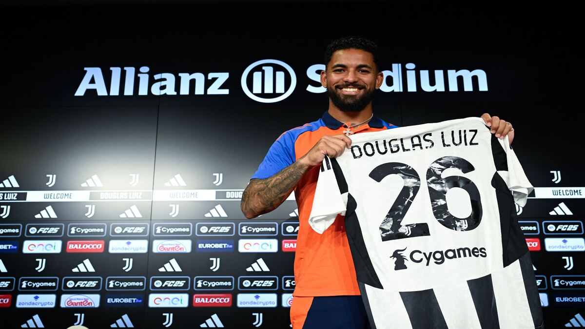 Douglas Luiz fala sobre saída da Premier League e futuro na Juventus