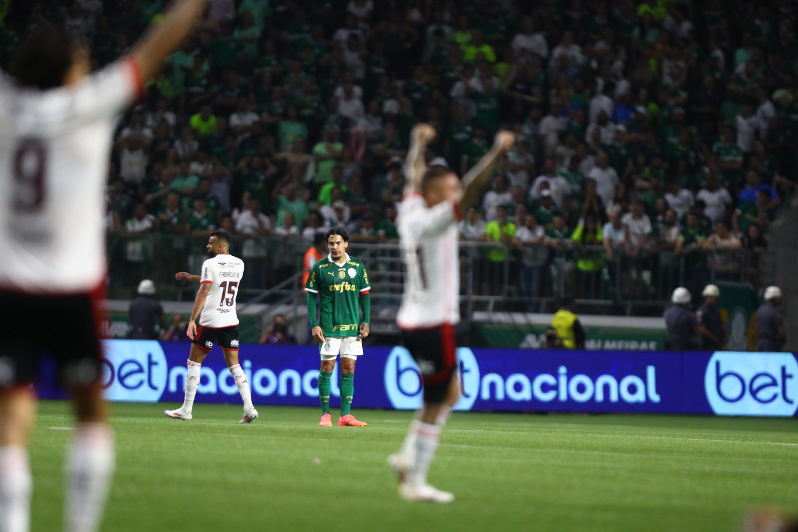 Flamengo elimina Palmeiras e empata histórico em mata-mata