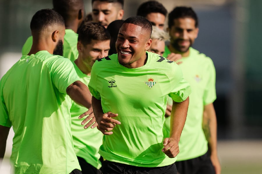 Vitor Roque é confirmado no Betis após frustração no Barcelona