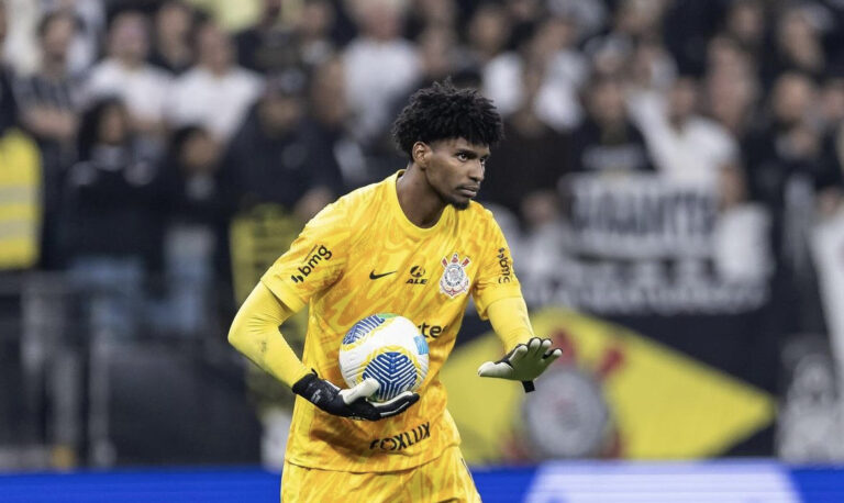 Hugo Souza iguala Dida em pênaltis defendidos pelo Corinthians