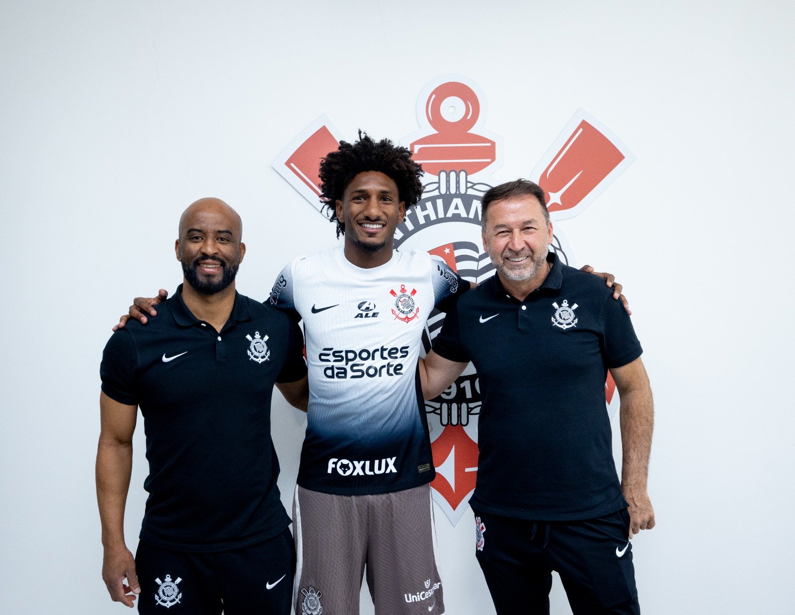 Corinthians anuncia contratação de Talles Magno, ex-Vasco