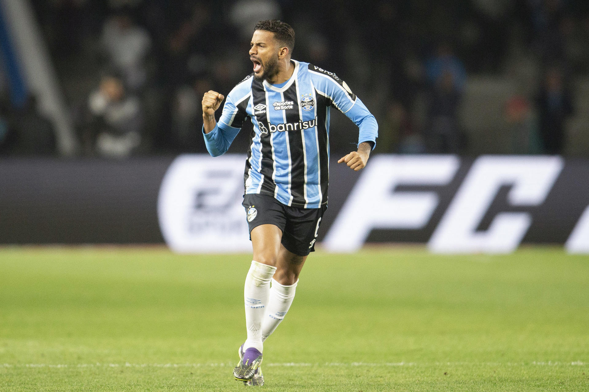 Grêmio vira contra o Fluminense e larga na frente nas oitavas da Libertadores