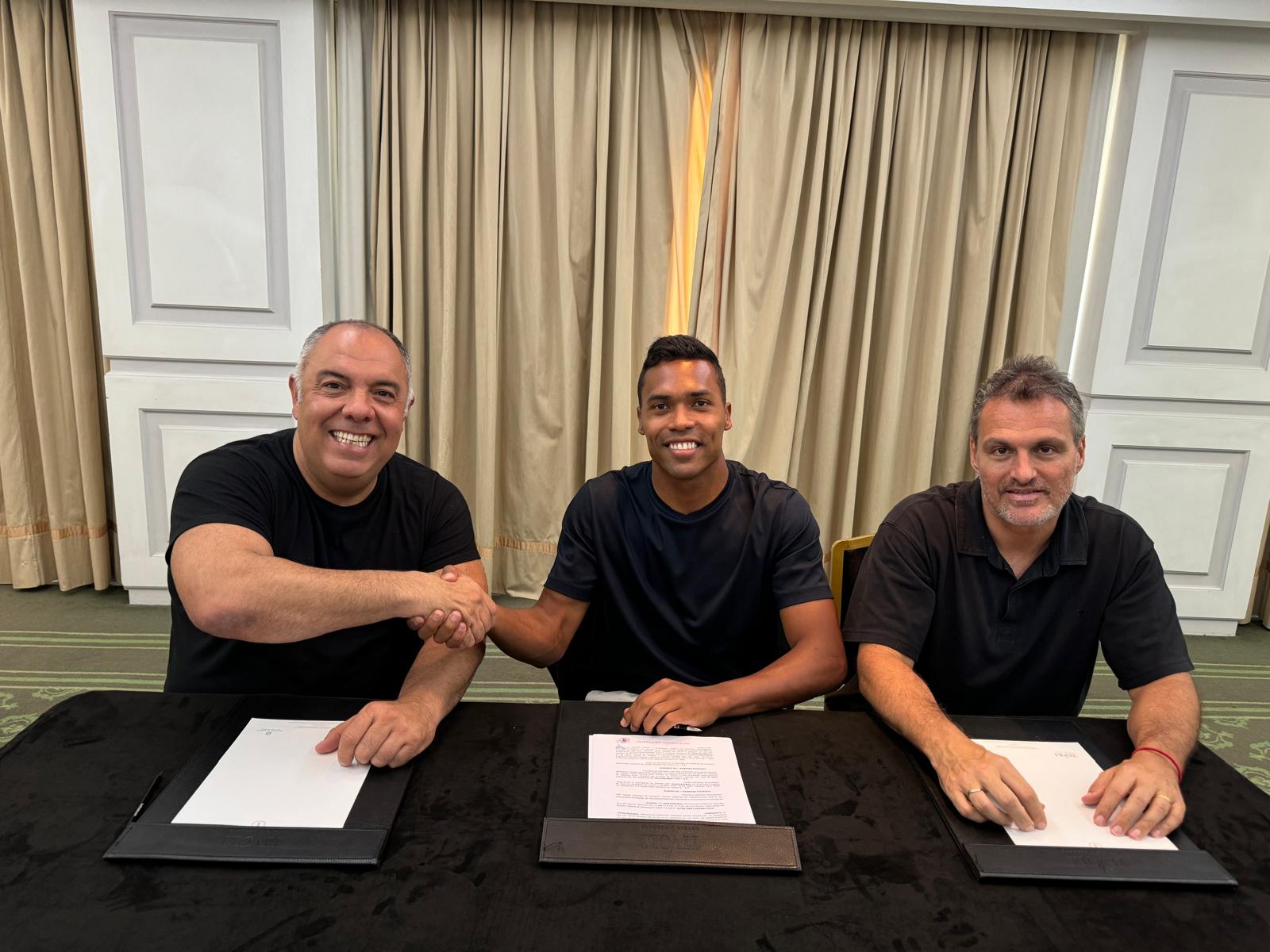 Flamengo confirma contratação de Alex Sandro até 2026