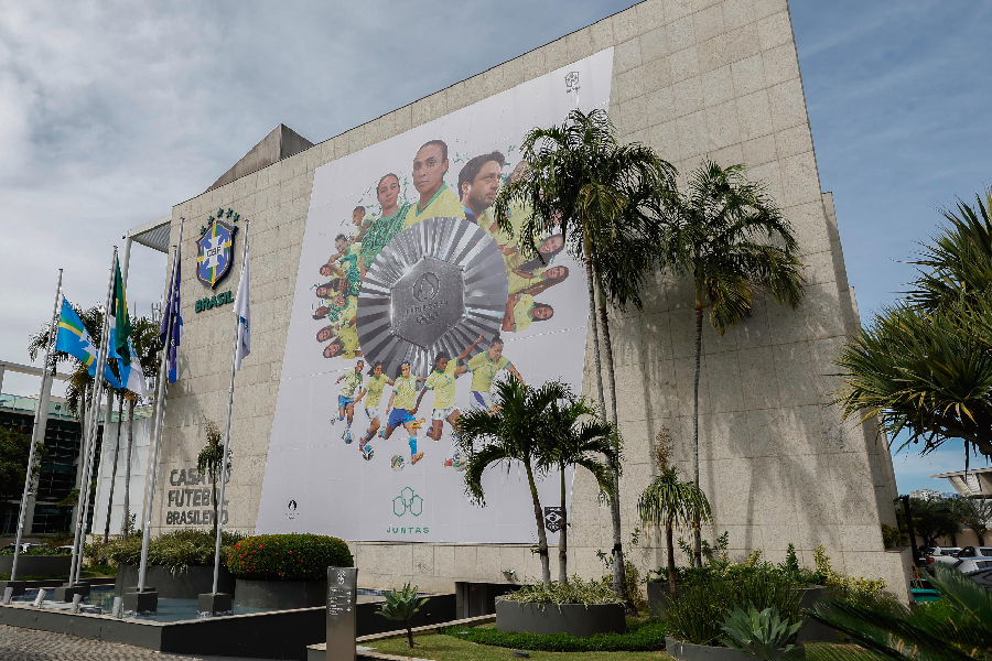 Prata do futebol feminino rende homenagem em painel na CBF