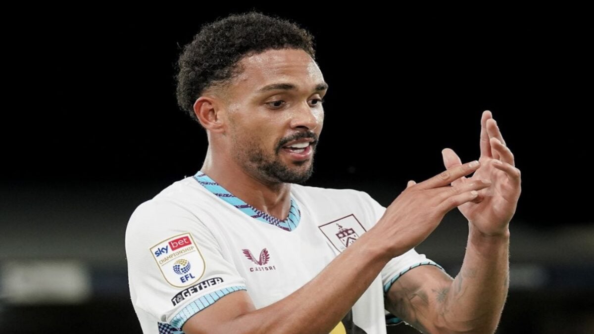 Burnley aceitou a proposta do Botafogo por Vitinho